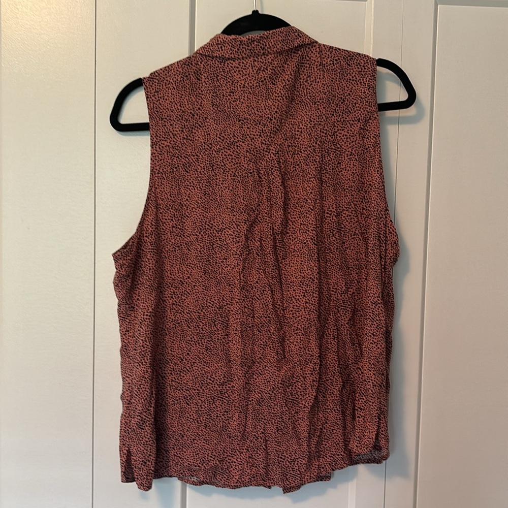 ✨️2/$20 Sleeveless Button-Front Women's Top in Dusty Rose Print - Picture 7 of 7